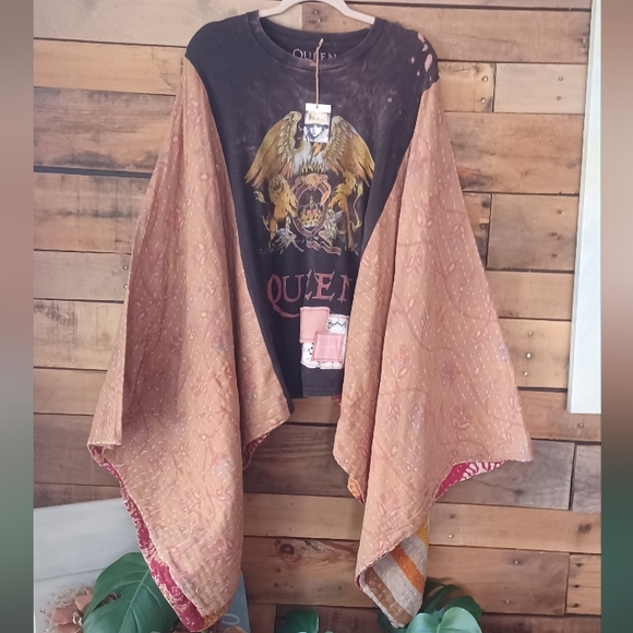 Upcycled Queen Graphic Poncho Top - Picture 5 of 10